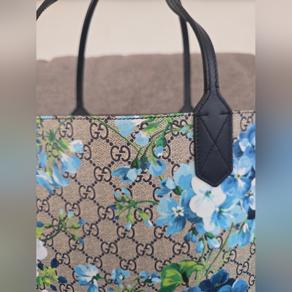 Authentic large Gucci GG Monogram Blooms Reversible Tote - Picture 8 of 16